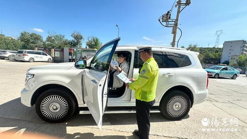 旅游旺季 府谷公安交警城區中隊走進隨車游汽車租賃公司開展交通安全檢查與宣教工作